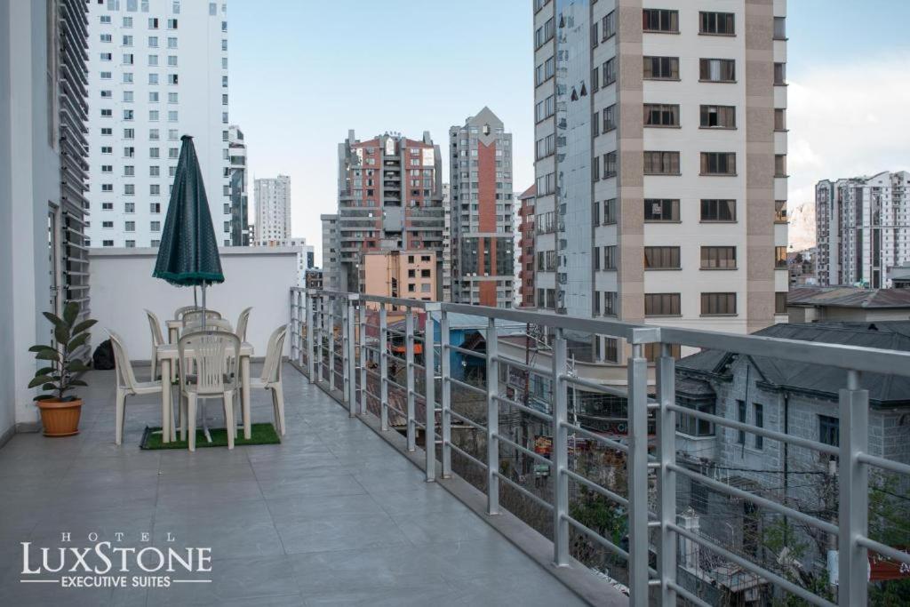 Luxstone Executive & Suites 拉巴斯 外观 照片